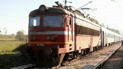 Свлачище спря движението на влаковете край ”Захарна фабрика”