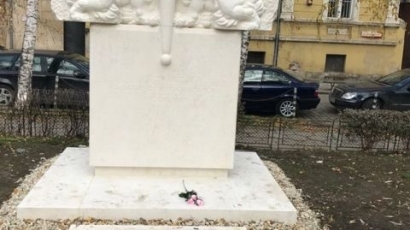Само във Фрог: Изкуствена роза на паметника на загиналите ченгета, скандал при откриването му