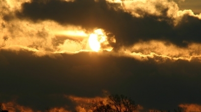 Времето шарено-облаци, дъжд, слънце, между 22° и 27°