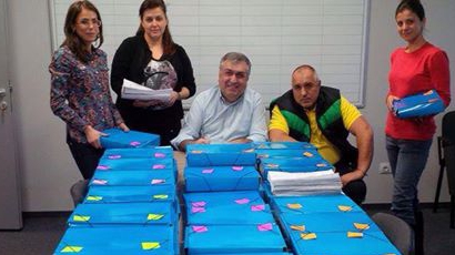 Борисов връчи на Близнашки над 500 000 подписа за референдума