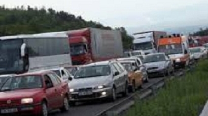 Кошмарен трафик към София заради ремонти и катастрофа