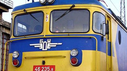 Жива верига спира влакове за София