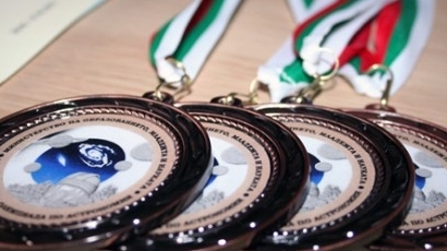 Български ученици с медали по астрономия в Русия