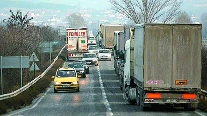 Тир влачи кола по пътя край Враца, после падна в дере