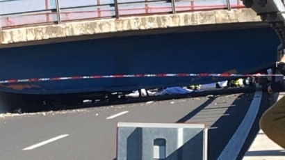 Мост се срути върху магистрала в Италия, има жертви
