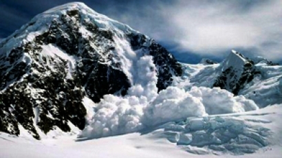 Лавина затрупа трима скиори в Италианските Алпи, загинали са