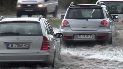 Пороен дъжд наводни Варна