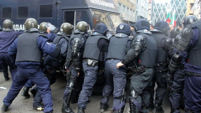 Протестиращи блокираха и псуваха Йовчев в Клуба на архитекта