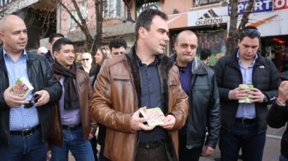 Кандидати за депутати от БСП подариха картички и мартеници на столичани