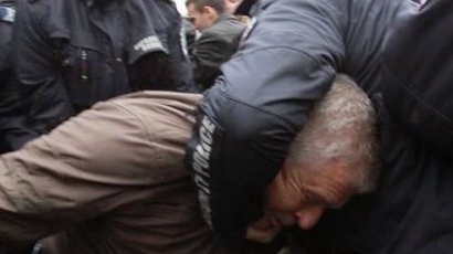 Полицай изви врата на бившия депутат Ваньо Шарков