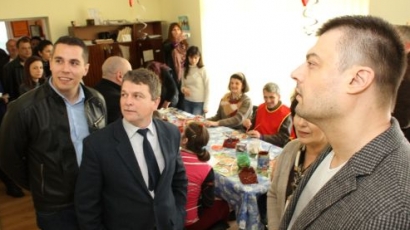 Николай Бареков засади кипарис в Центъра за възрастни с умствени увреждания във Варна