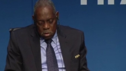Шефът на ФИФА захърка по време на заседание