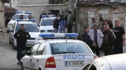 Полиция нахлу в ромската махала "Трите гълъба"