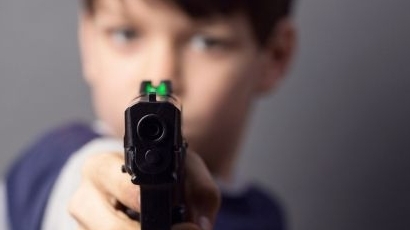 Масово родители купуват пистолети и ножове на децата си