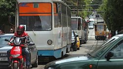 Скъсани тролейбусни жици раниха баба и съсипаха 20 коли в Пловдив