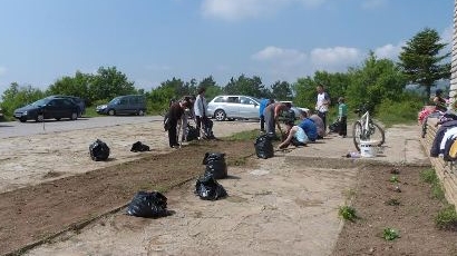 Млади социалисти почистиха паметника на Хамам баир
