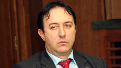 Роман Василев хвърли оставка, Цацаров не я приема