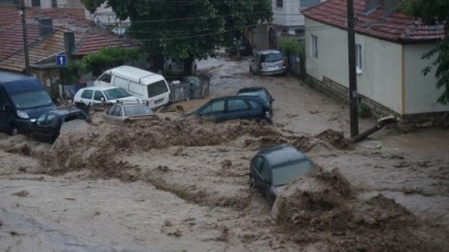 Издирват две деца, изчезнали при потопа във Варна