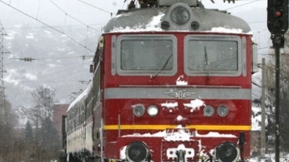 Снегът спря влаковете за Каспичан и Добрич