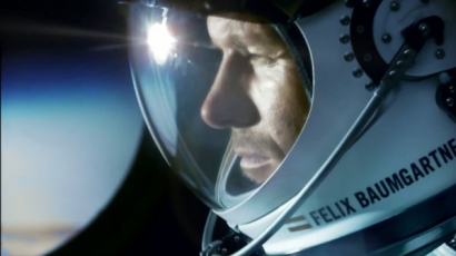 УНИКАЛНО: Феликс Баумгартнер скочи от ръба на космоса