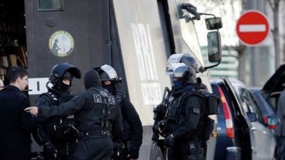 Новият "терорист" в Париж се предаде