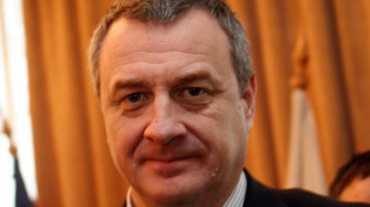 Министър Йовчев застана зад полицая в скандала със Сидеров