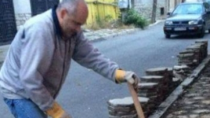 Предприемачи ГЕРБ - Сливен извършиха ремонт на тротоарната настилка около ГПЗЕ ”Захарий Стоянов”