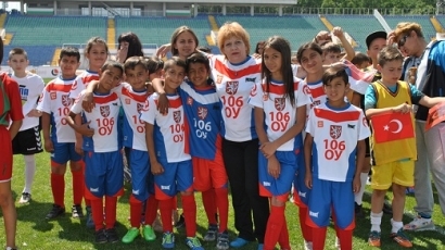 ЧЕЗ дари футболни екипи на 106 ОУ в София