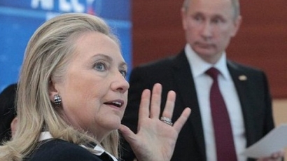 Хилъри Клинтън пародира и напада президента Путин