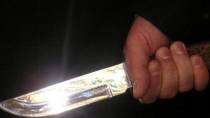 Грабител намушка с нож момче и мъж в Перник