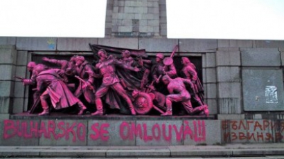 Паметникът на Съветската армия в розово; "извини" се за 1968 г.