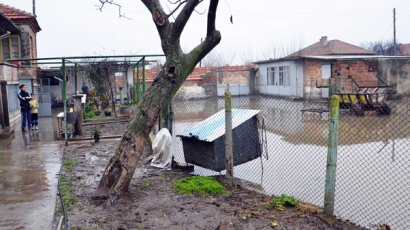 Започва евакуацията на близо 220 човека от село Одринци