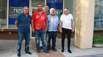 ГЕРБ Предприемачи –Сливен поставиха 25 пейки пред жилищни блокове в Сливен