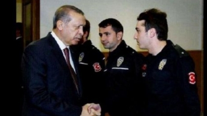 Вижте скандална снимка на Ердоган с убиеца на руския посланик