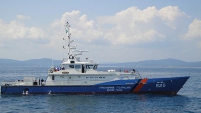 Заловиха 32-ма нелегални имигранти на яхта край Созопол