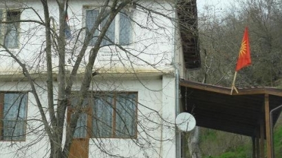 Скандално във Фрог! Македонски байряк веят в община Сандански