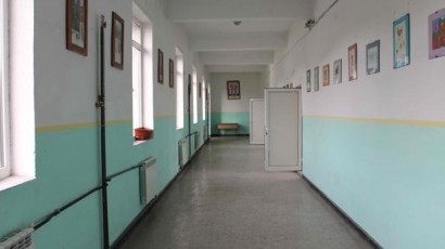 Таван падна в немската гимназия в Бургас, ранено е момче