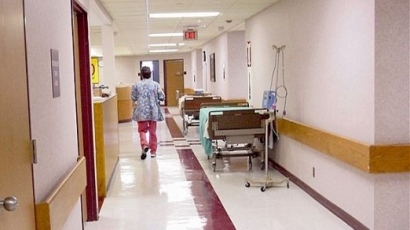 Болници спират да лекуват заради орязаните им пари