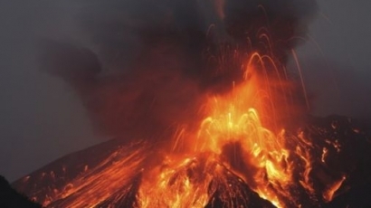 Вулканът Етна в Италия изригна