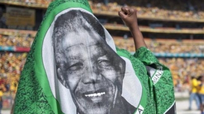 Музикални икони почетоха Мандела