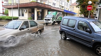 Бедствено положени в Симеоновград заради пороен дъжд и градушка
