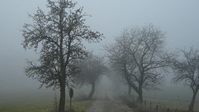 Облачна и мъглива неделя, на места гърмежи