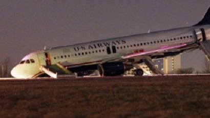 Пътнически самолет се разпадна при излитане