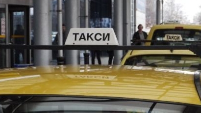 Луд таксиджия влачи бургазлия по булевард