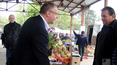 Станишев откри пазарния ден в Антоново