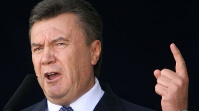 Издирват Янукович със заповед за арест