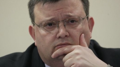 Цацаров вбесен трясна вратата на ВСС