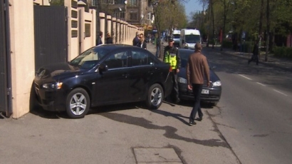 Кола се заби в спецсъда в столицата