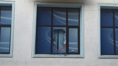 Офисът на ГЕРБ-Перник осъмна с изпочупени прозорци