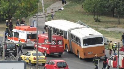 Автобус помете спирка в София, шофьорът получил сърдечен удар